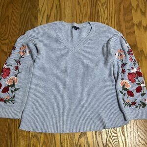 American Eagle Blue Floral Embroidered Sleeve V-Neck Oversize Sweater Women Sz S